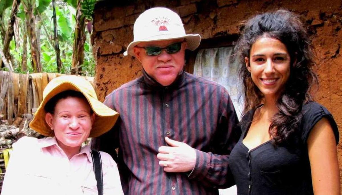 Mafalda Soto (a la derecha), junto a una pareja de personas con albinismo en Moshi, Tanzania. // FdV
