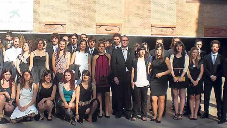 Un grupo de los becarios, el jueves en Madrid antes de la ceremonia de entrega de las becas. // Faro