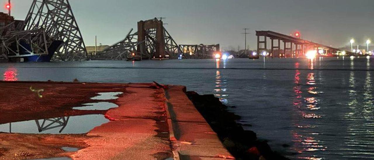 En imágenes | Un barco choca contra un puente en Baltimore y se derrumba