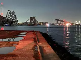 En imágenes | Un barco choca contra un puente en Baltimore y se derrumba