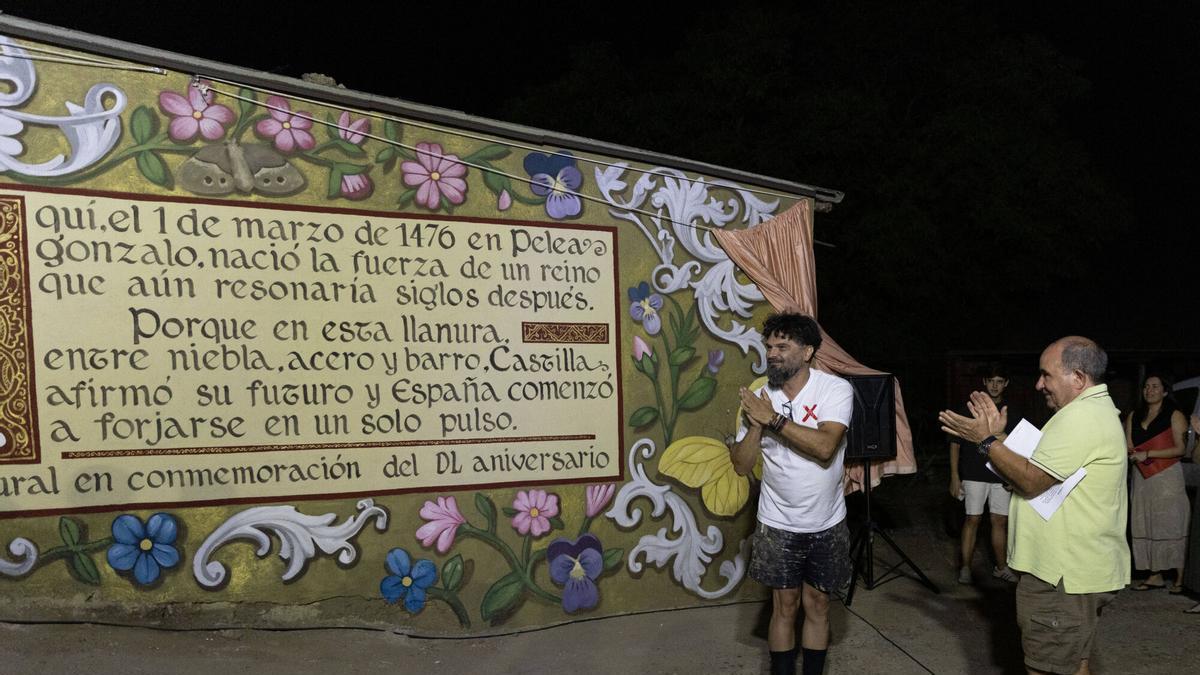 Inauguración mural Peleagonzalo 2026, Carlos Adeva y Francisco Calvo Domínguez, artista y alcalde.