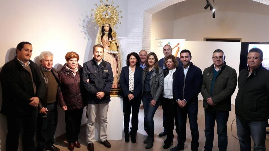 Fulgencio Gil, alcalde de Lorca (c.), entregando a los mayordomos la imagen restaurada de la Virgen, el pasado mes de noviembre.