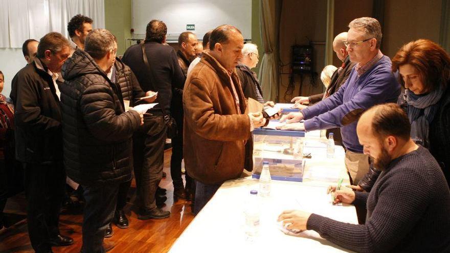 Los socios rojiblancos ejercen su derecho al voto.