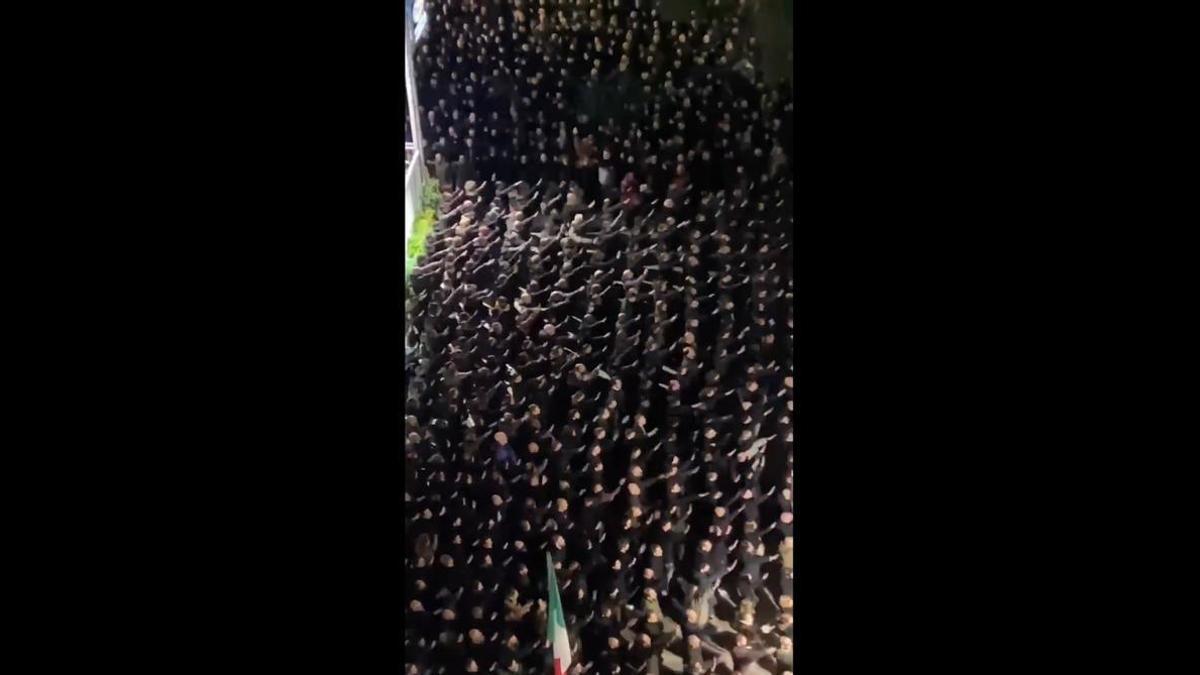 Captura de un vídeo difundido en Twitter sobre el acto con saludos fascistas, el pasado domingo en Roma.
