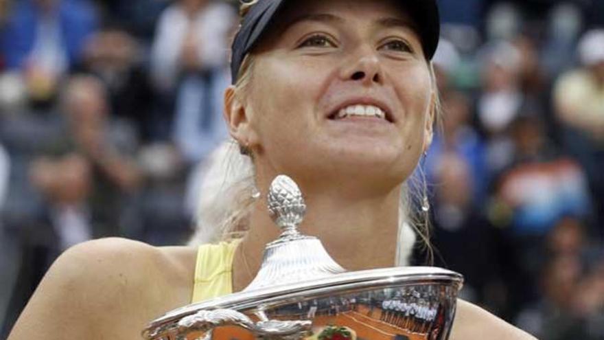 Maria Sharapova posa con el trofeo que le acredita como ganadora del Masters 1000 de Roma.