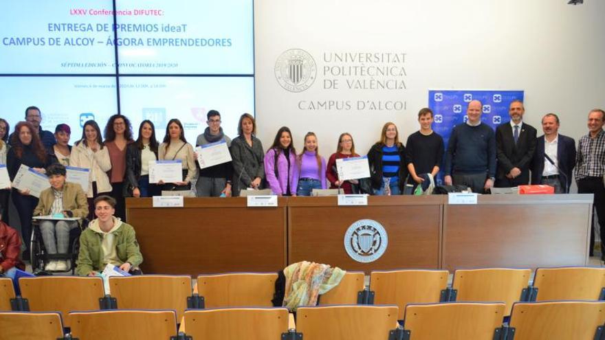 Foto de grupo tras la entrega de premios en el Campus de Alcoy de la UPV.