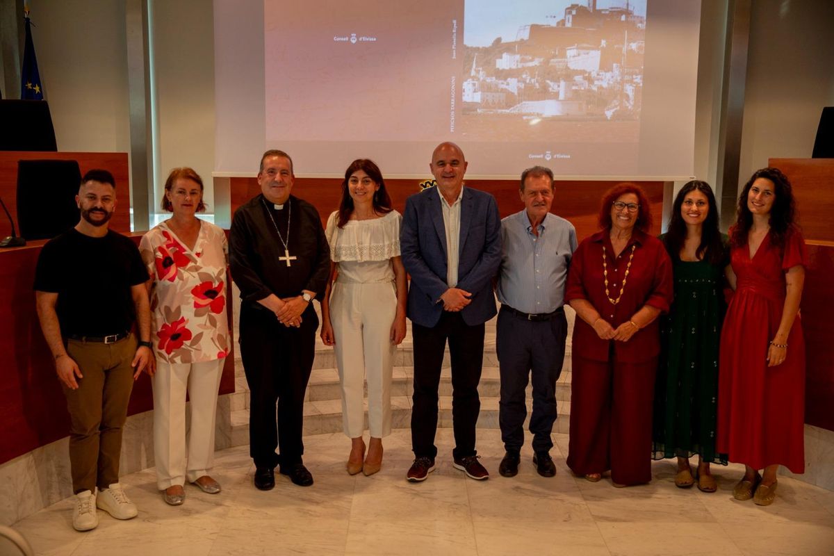 Foto de familia durante la presentación de la obra.