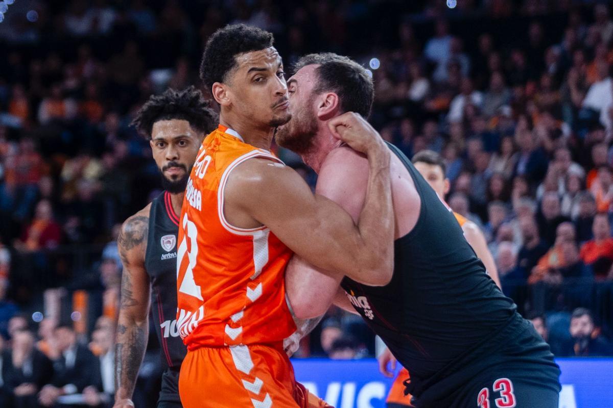 Neal Sako pelea un rebote con MIlutinov en el Valencia Basket - Olympiacos