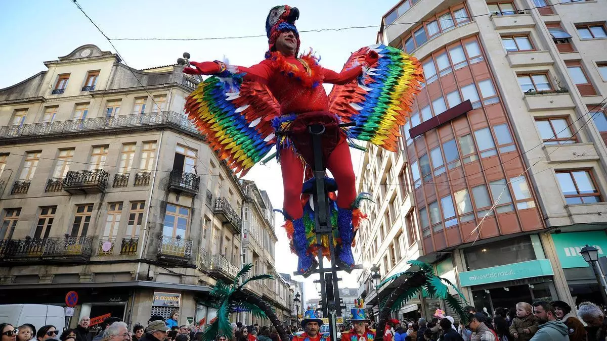 Más de mil personas llenan de color el Carnaval estradense