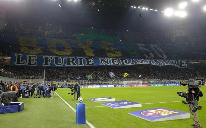 Pancarta de los seguidores del Inter durante el partido del grupo H de la UEFA Champions League entre el FC Inter y el FC Barcelona en el estadio Giuseppe Meazza en Milan.