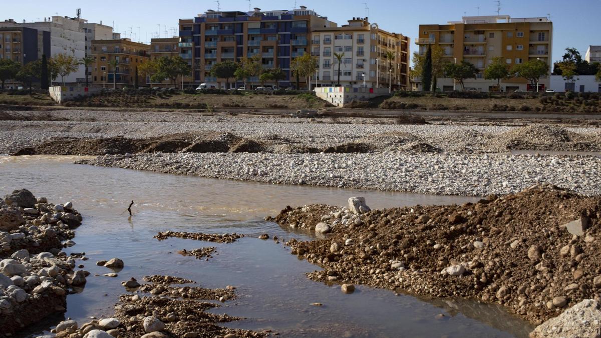 Aguas residuales del polígono en el cauce del Magro, a su paso por Carlet, en una imagen de archivo.