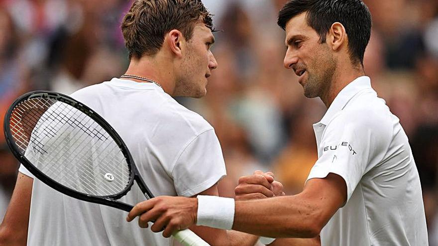 Djokovic felicita al talento local Draper tras su partido.