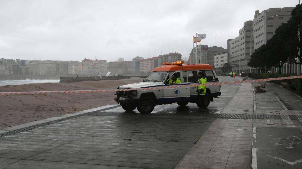 El oleaje ha alcanzado los siete metros de altura en una jornada de alerta naranja en todo el litoral gallego.