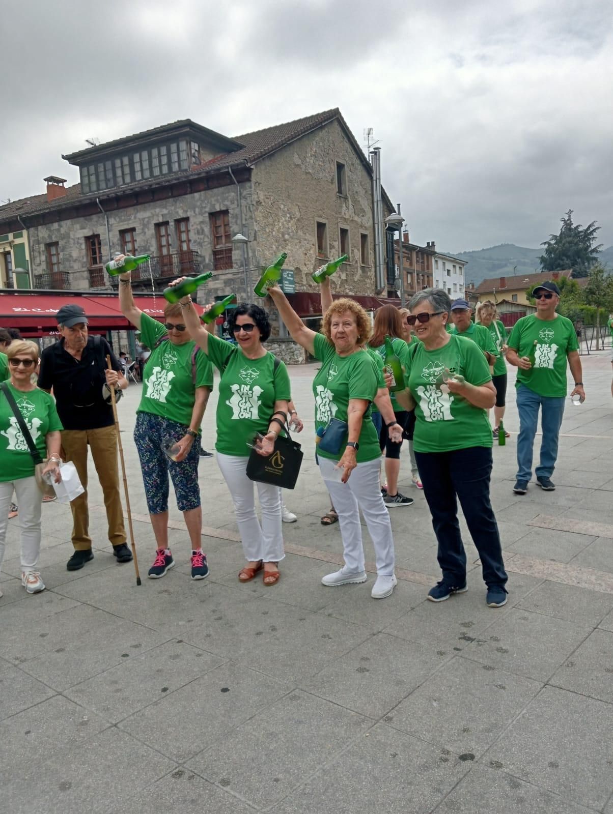 Doscientas personas marchan y escancian en Laviana para combatir la ELA