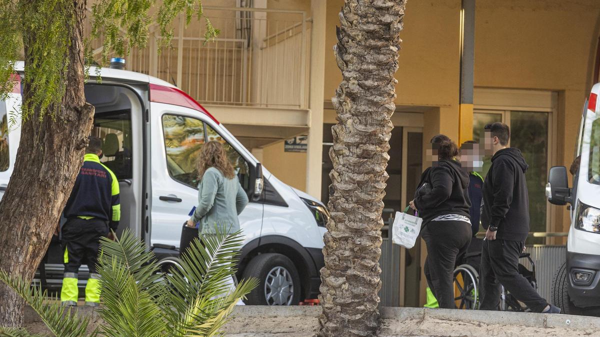 Pacientes en la entrada de Urgencias del Hospital General de Alicante, hace unos días