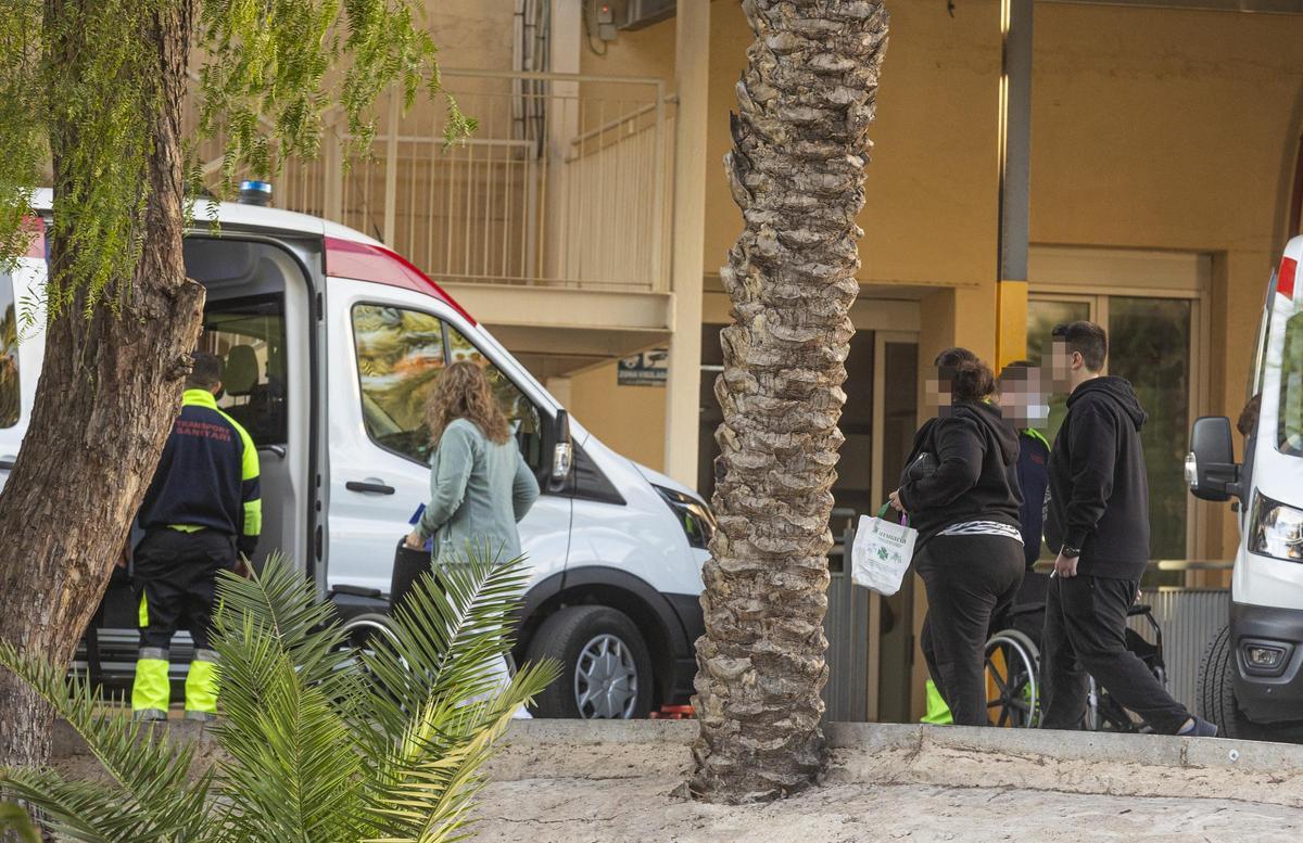 Pacientes en la entrada de Urgencias del Hospital General de Alicante, esta semana