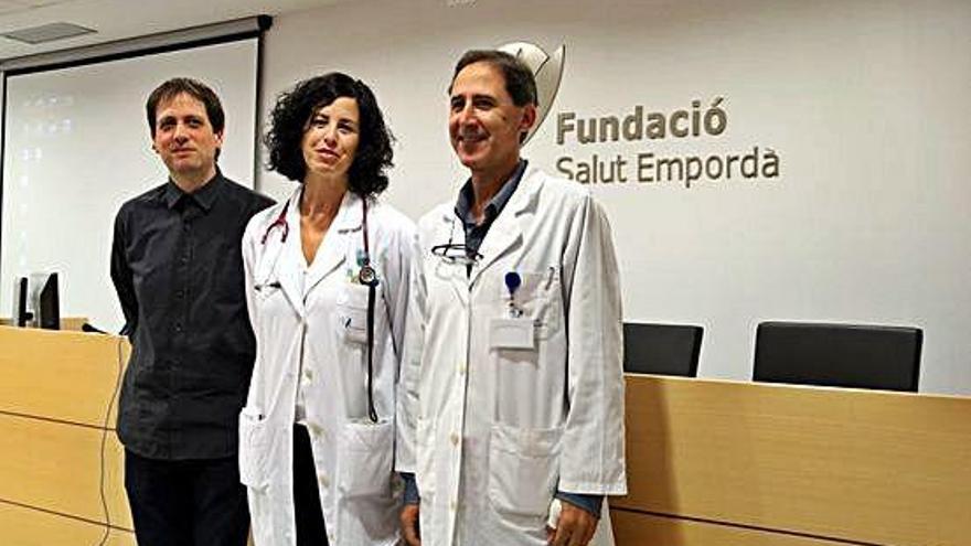 El psicòleg Rubén Nieto, la gastroenteròloga pediàtrica Núria Roig i el pediatre Pere Plaja, a l&#039;hospital de Figueres.