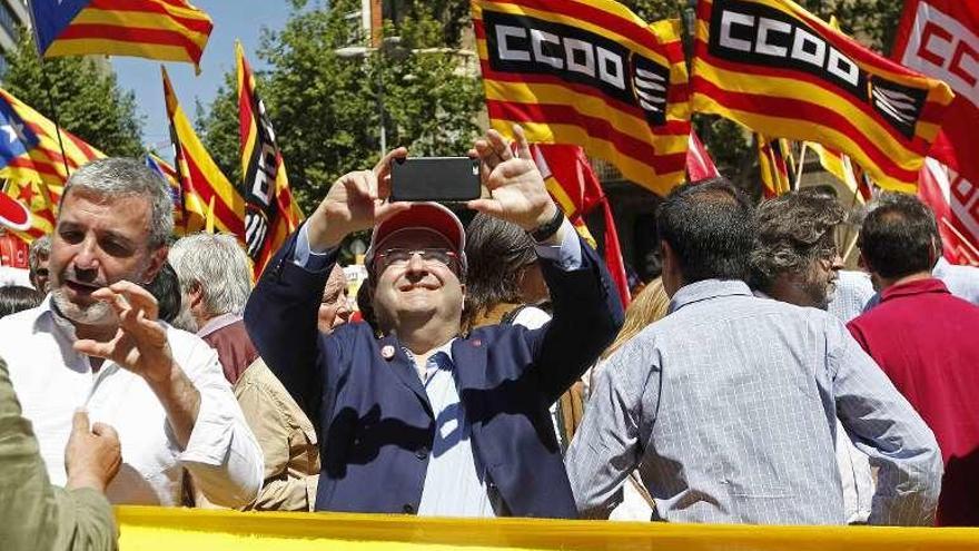 Iceta, contra los recursos de Rajoy al TC | Miles de personas se manifestaron ayer en Barcelona contra la política del Gobierno de recurrir ante el Tribunal Constitucional las leyes catalanas, especialmente la de emergencia social. En la marcha, organizada por entidades vecinales, culturales y sindicales, participaron representantes de todos los partidos, salvo PP y C´s. En la foto, el socialista Miquel Iceta.