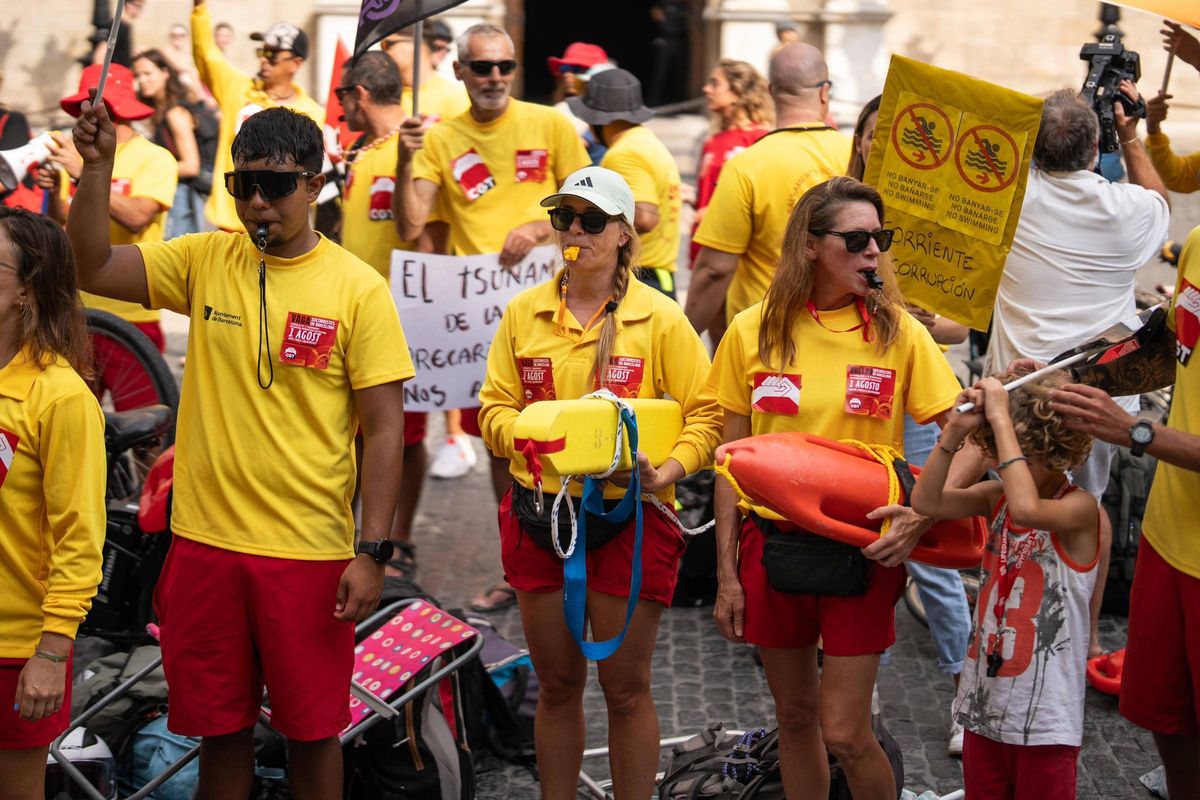 Los socorristas de Barcelona protestan contra la precariedad y la falta de personal