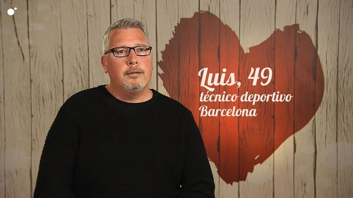 Luis, el hombre que Anabel considera guapo, pero que no cumple con sus expectativas por llevar jersey de punto.