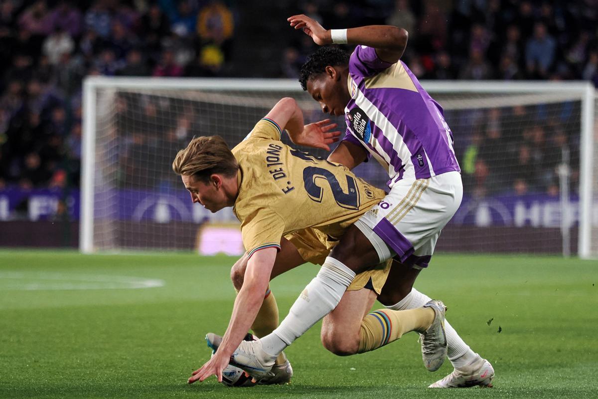 VALLADOLID, 23/05/2023.- El centrocampista neerlandés del Barcelona Frenkie de Jong (i) pelea un balón con el centrocampista ecuatoriano del Real Valladolid Gonzalo Plata, durante el partido de LaLiga que se disputa este martes en el estadio José Zorrilla. EFE/R. GARCIA.