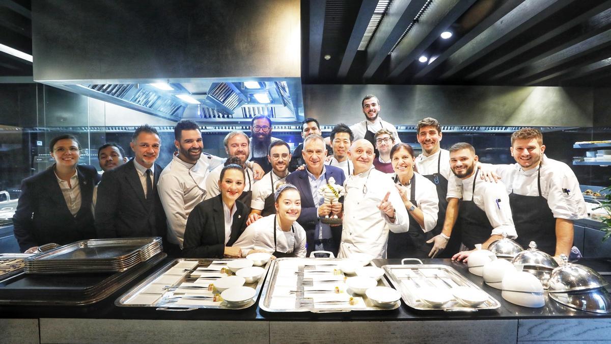 Jose Polo y Toño Pérez celebrando con parte de la plantilla su tercera Estrella Michelin.