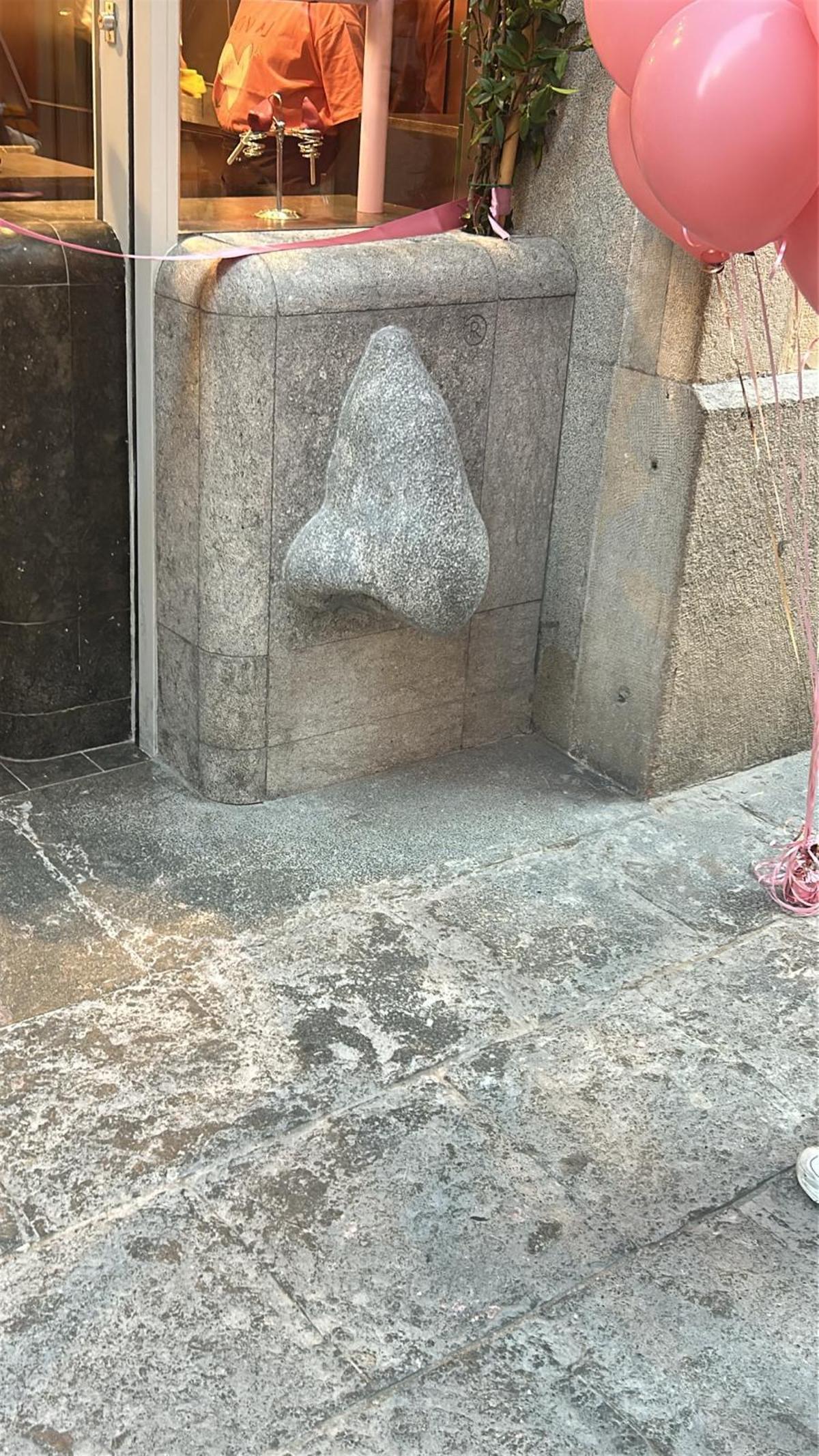 El relleu de pedra amb el nas de Jordi Roca, nou reclam a la façana del Rocambolesc de Girona.