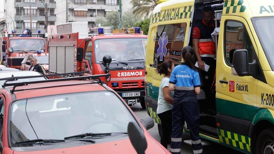 Un vehículo vuelca tras un accidente bajo el puente de Son Oms.