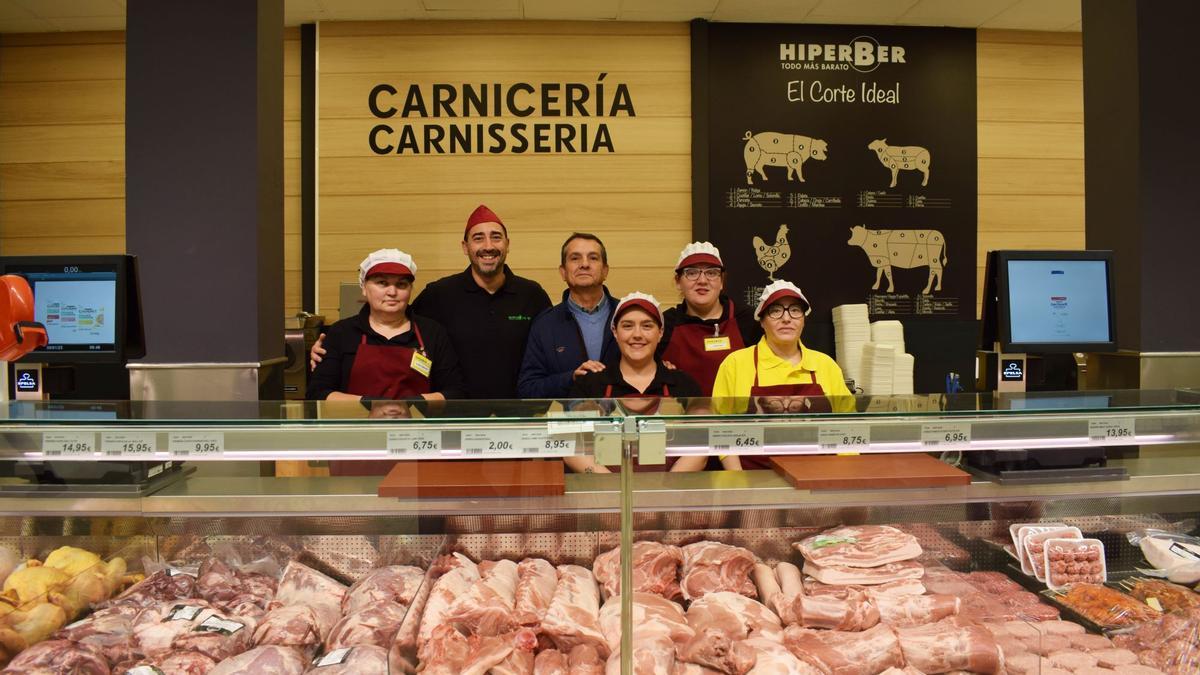 Un grupo de trabajadores del supermercado de Hiperber en Paiporta.