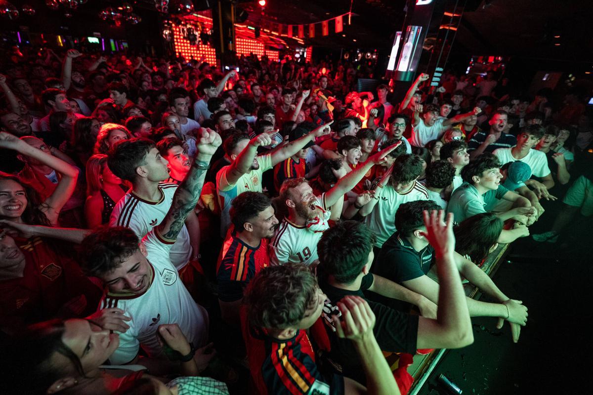 Ambiente en la discoteca Bling Bling de aficionados al fútbol ante la convocatoria de Barcelona con la Selección.