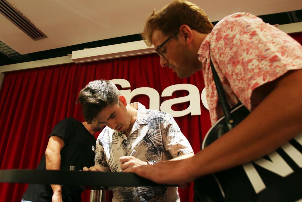 Roi firma discos en la FNAC de Málaga.