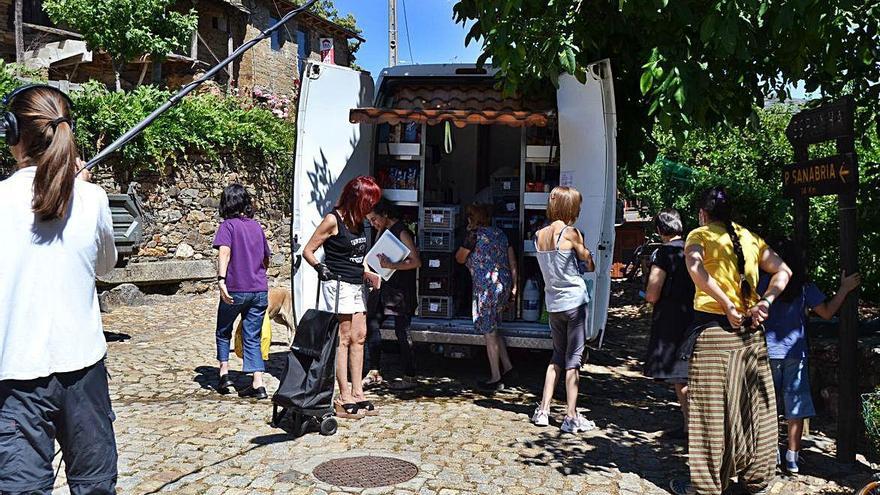 Un equipo de rodaje graba a los vecinos comprando víveres en el lado portugués.