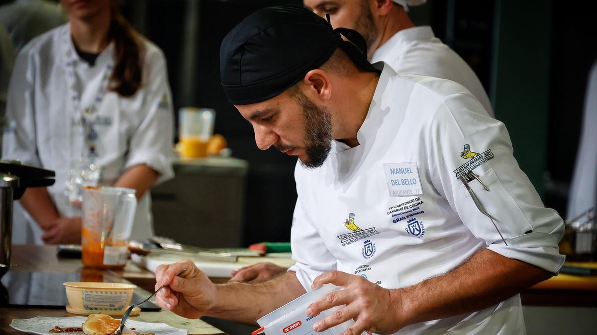 Un cocinero finalizando una elaboración en la edición de 2025 de GastroCanarias