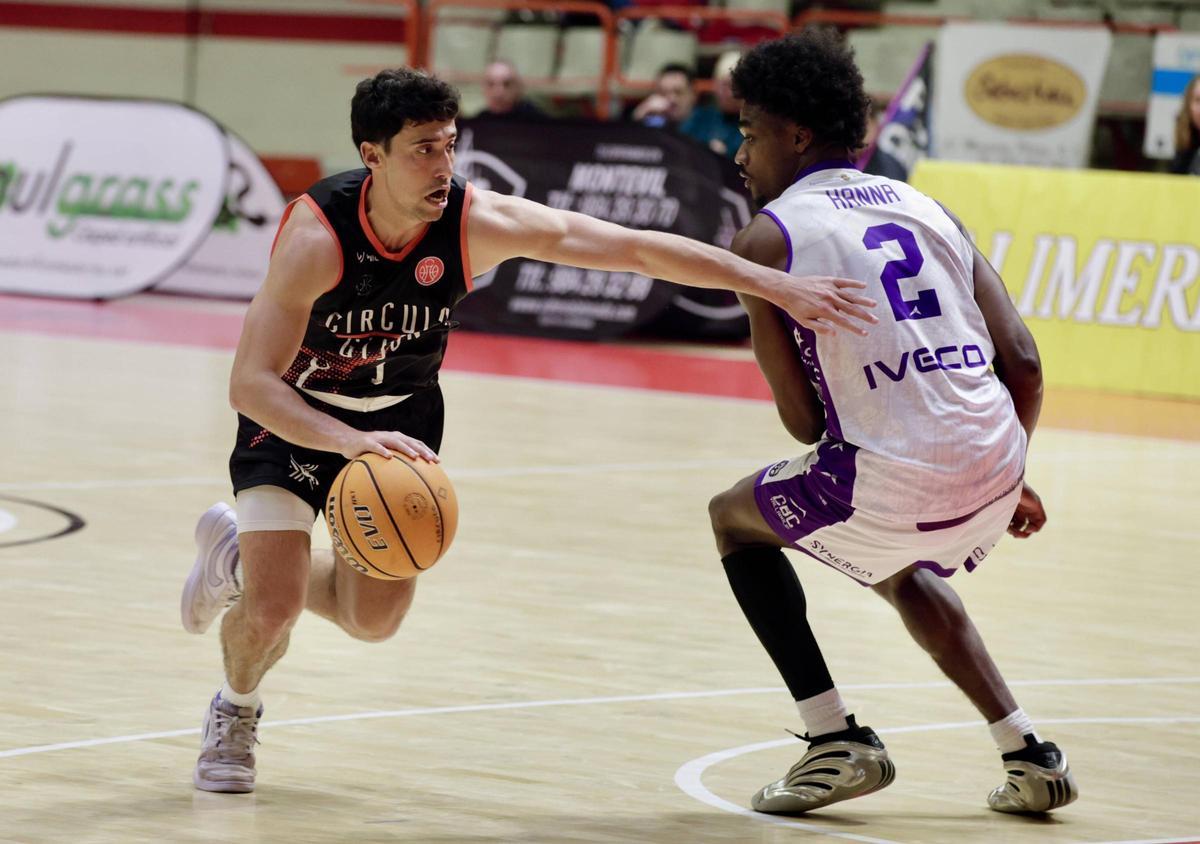 Joey Reilly, del Círculo, con el balón ante Jacob Hanna, del Valladolid, en el partido de la primera vuelta.
