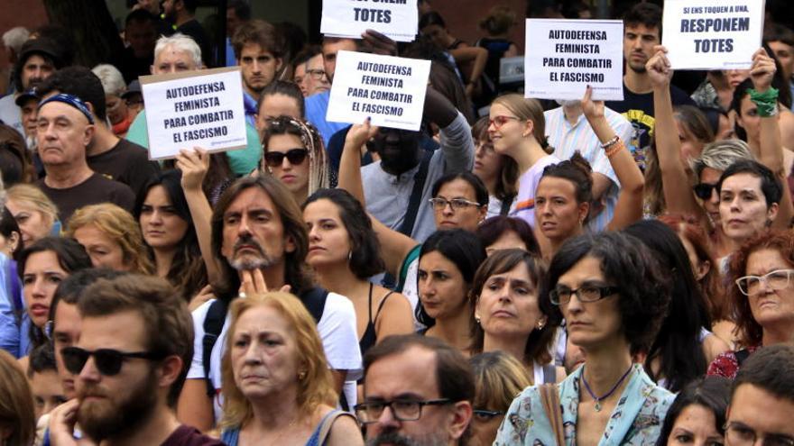 Persones amb cartells amb missatges feministes a la plaça de la Vila de Gràcia