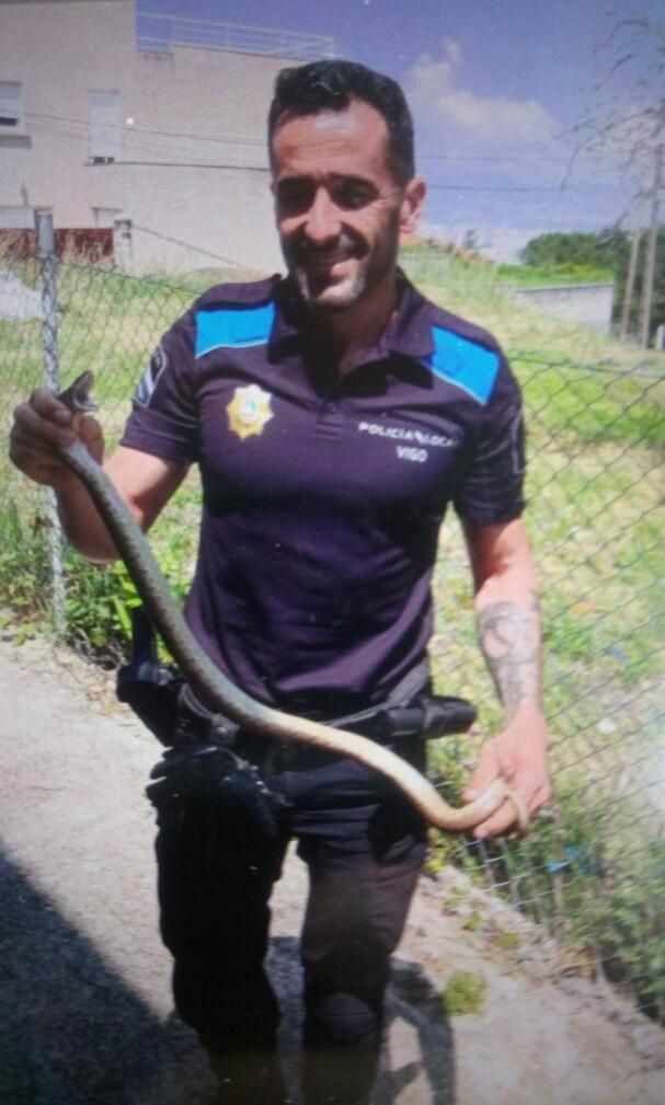 Agente de la Policía Local con el ejemplar capturado
