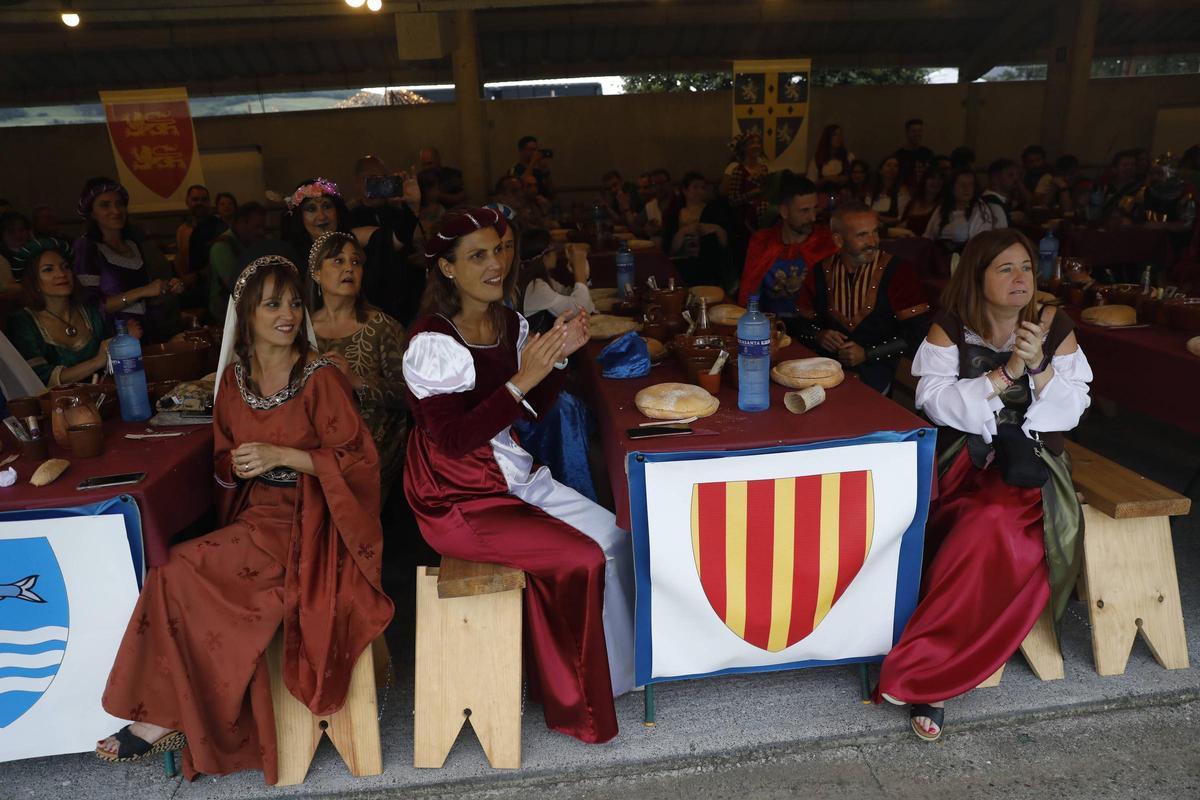 Exconxuraos hasta la bandera: espectacular noche en Llanera, con la gran cena medieval y la fiesta del fuego