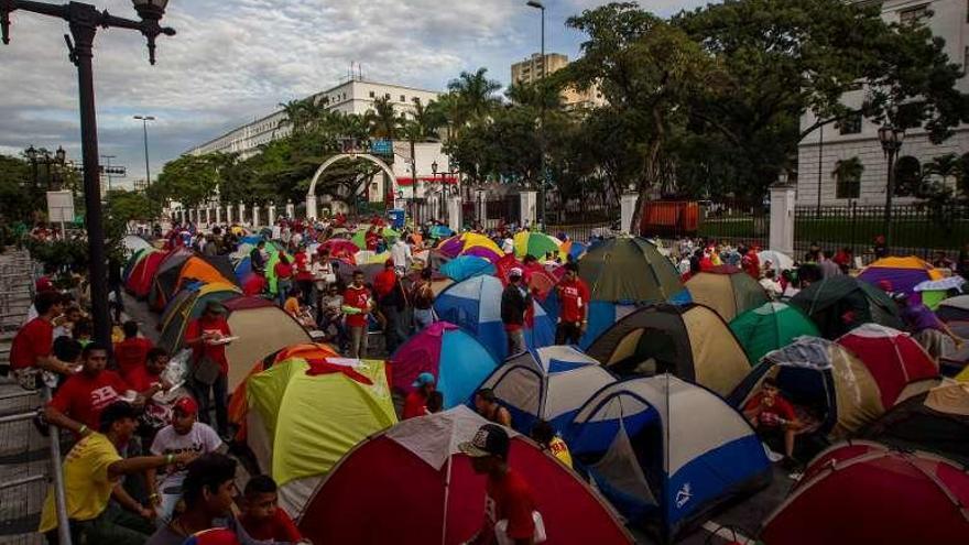 Acampada chavista en Caracas en apoyo de Maduro. // Efe