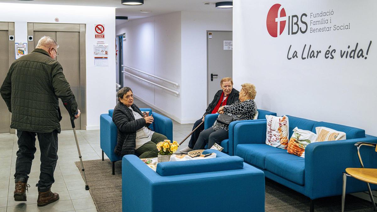 El coliving sénior Adela Barquín, situado en Sant Feliu de Llobregat, fomenta las relaciones vecinales.