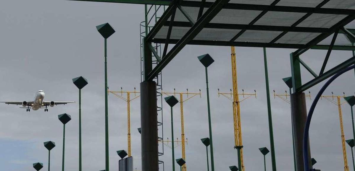 Un avión sobrevuela el sistema ILS de Alvedro, en una imagen de archivo.