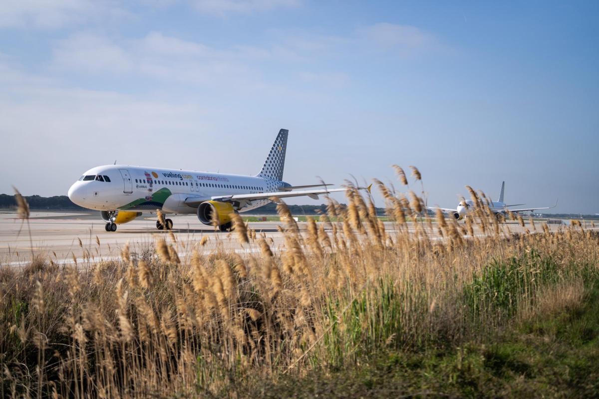 Un aparato de Vueling guarda turno en la pista del mar del aeropuerto de El Prat, a punto para despegar.