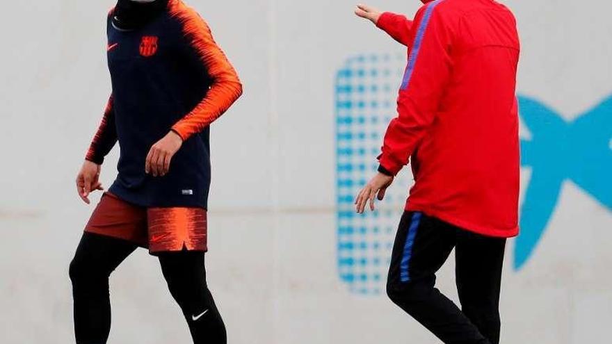 Valverde habla con Jordi Alba en el entrenamiento de ayer.