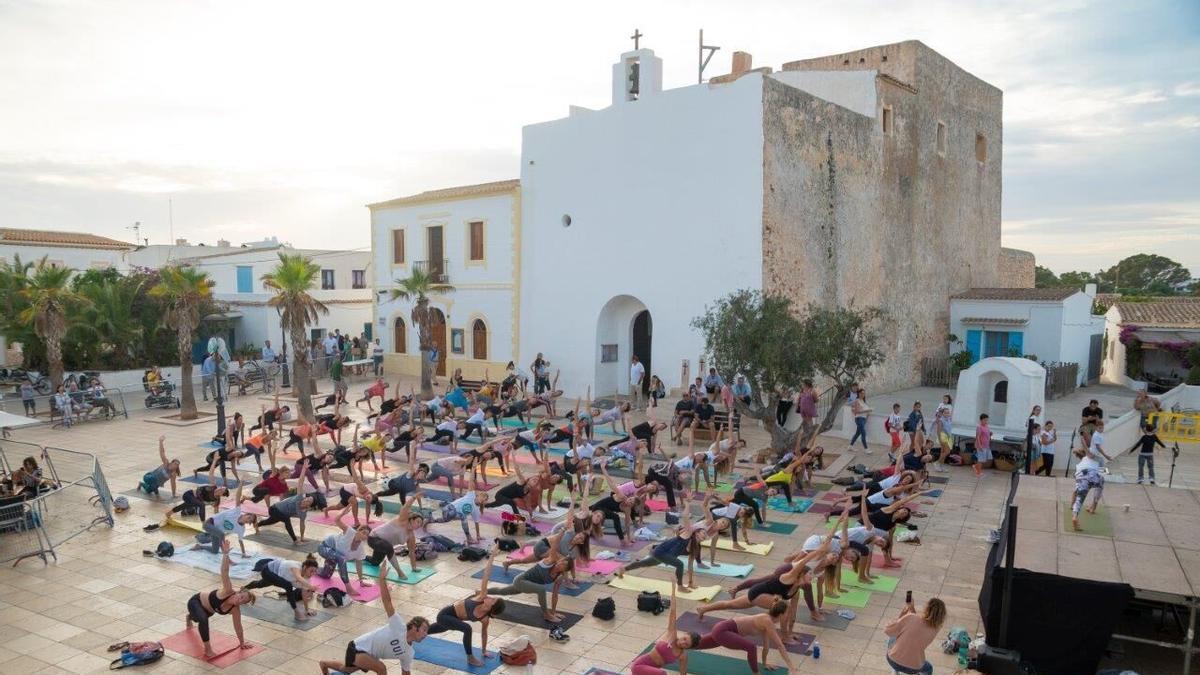 Formentera Zen celebró una sesión de yoga en Sant Francesc hace unos años.