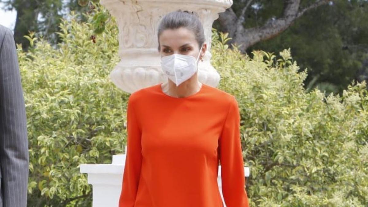 El vibrante look 'low cost' de la reina Letizia en Oliva para la entrega del Cervantes a Brines