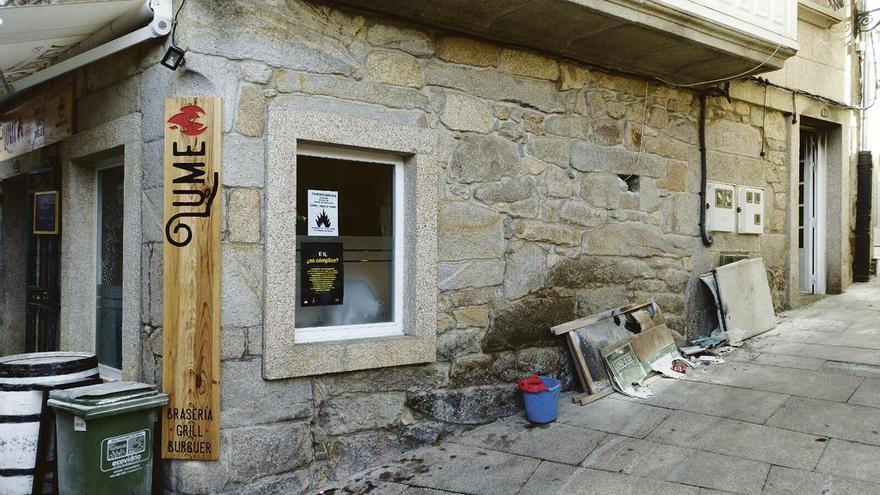 Un vándalo causa daños en cuatro locales de Baiona al prender fuego a toldos