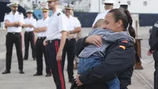 Lucas vuelve a abrazar a su madre tras 135 días de misión del buque 'Relámpago' en África