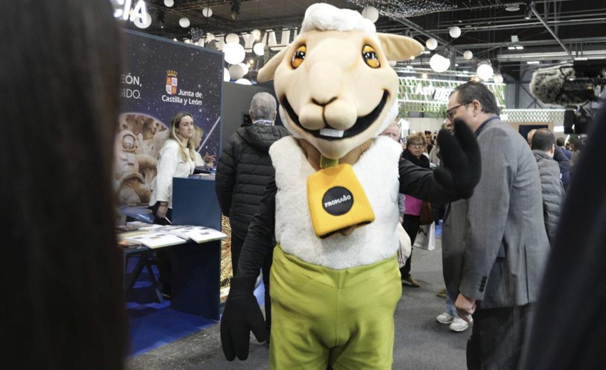 La mascota Fromaja en la Feria Internacional de Turismo.