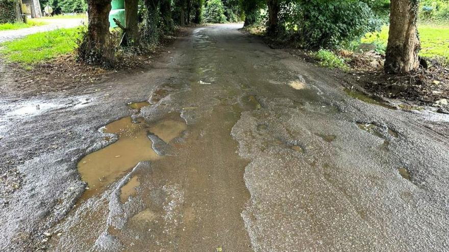 Curtis reclama a la Diputación el arreglo de un vial con baches | L.O.
