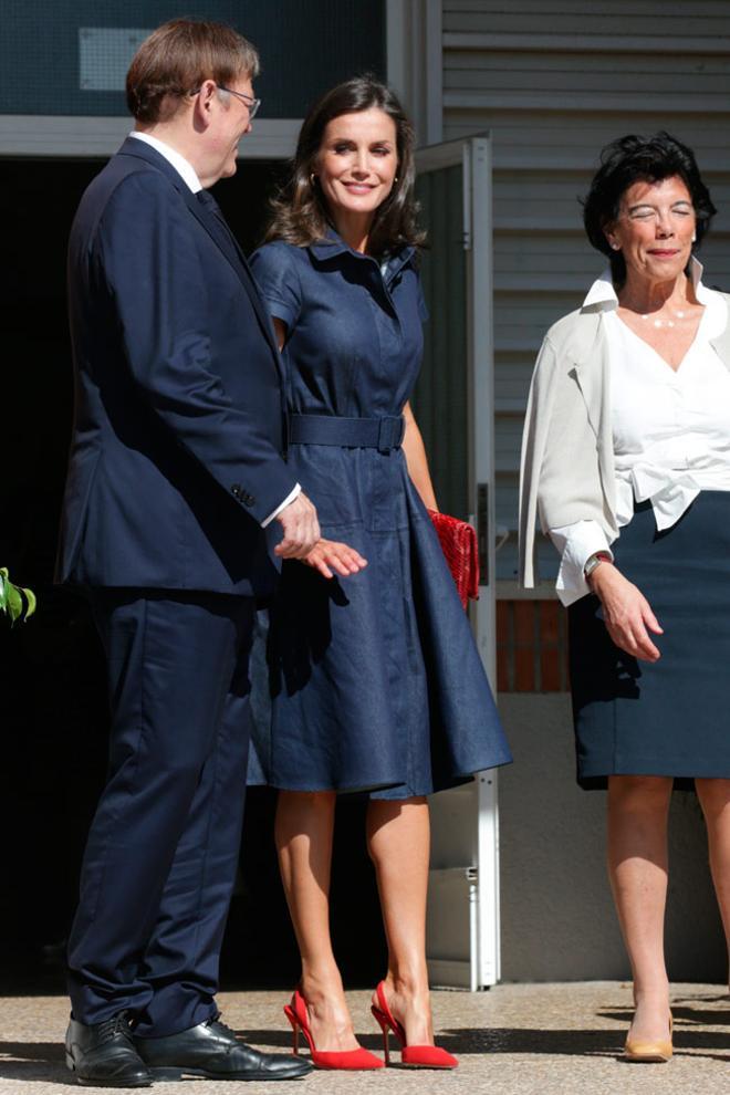 Letizia Ortiz con vestido vaquero y complementos rojos de Carolina Herrera