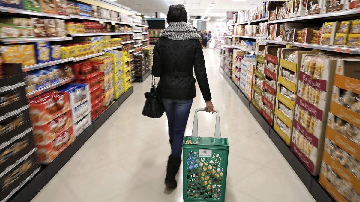 Una mujer, en un supermercado.